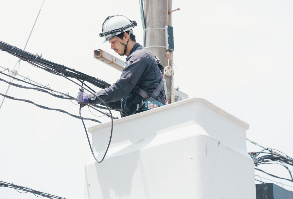 インターネット設備の導入・改修中の社員
