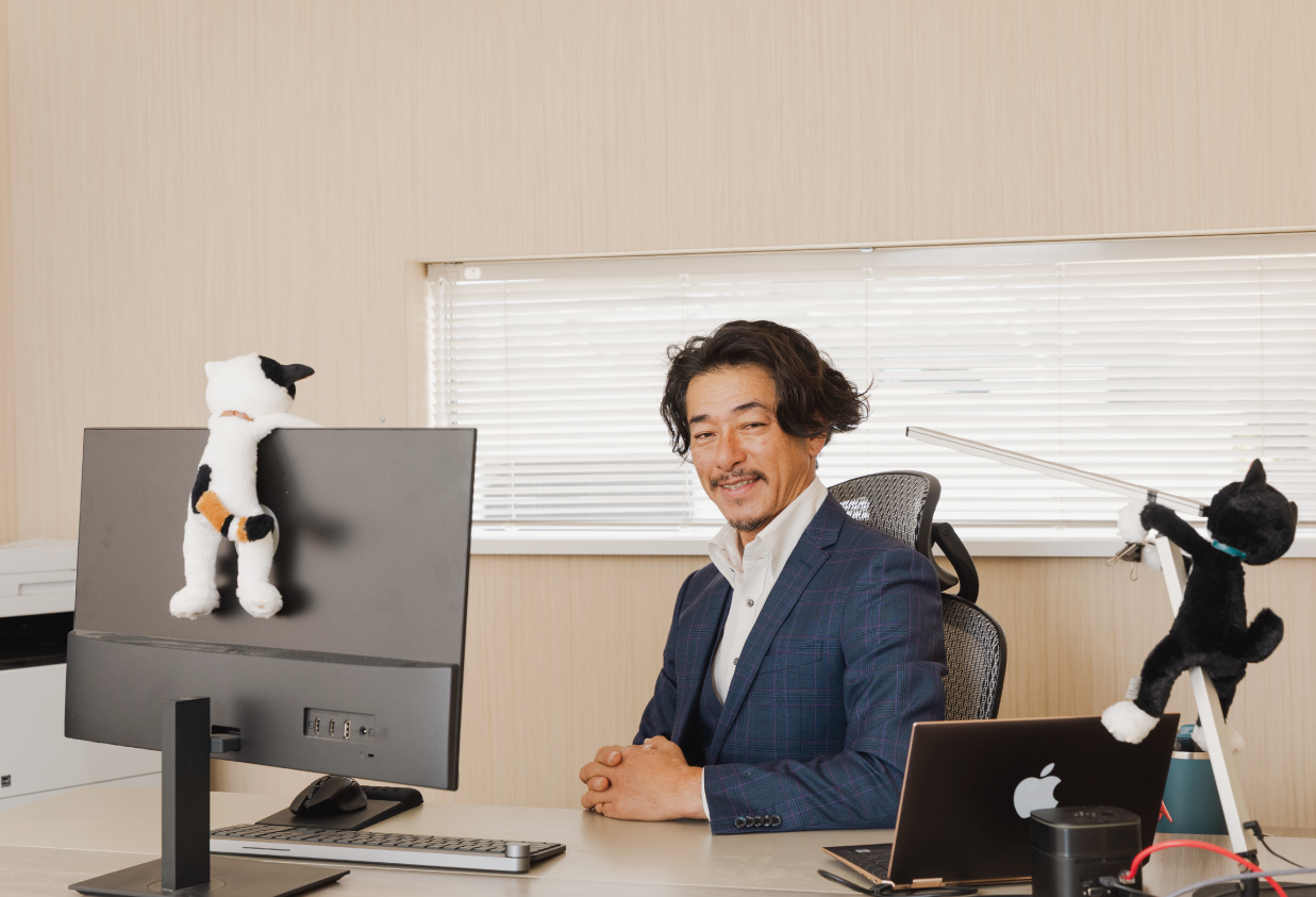 電気設備工事中の社員