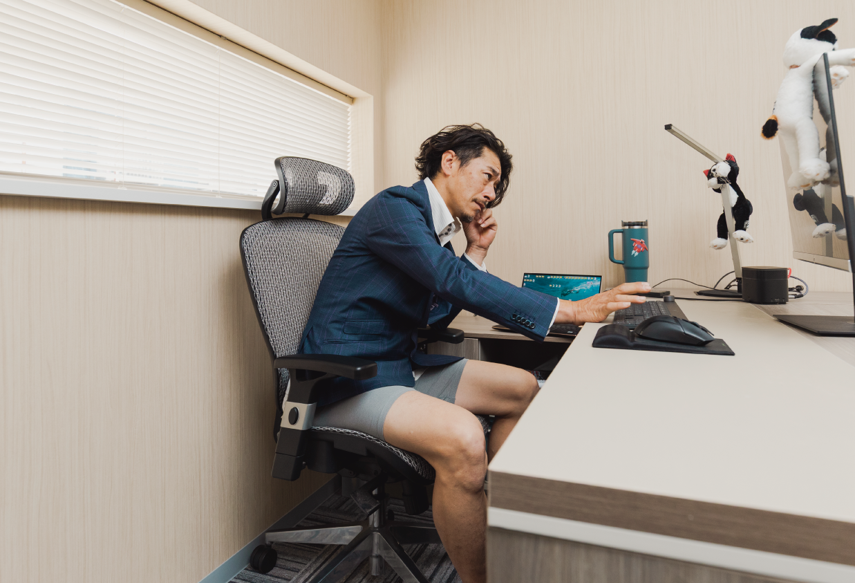 インターネット設備の導入・改修中の社員